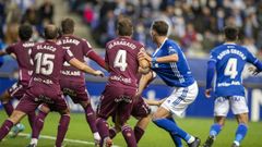 Dani Calvo, con Costas al fondo, intenta rematar durante el Oviedo-Real B