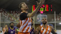 Justin Raffington, en segundo plano, luchando por un rebote