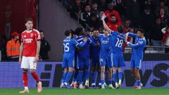 Los jugadores del Real Madrid celebran el gol de Vinicius.