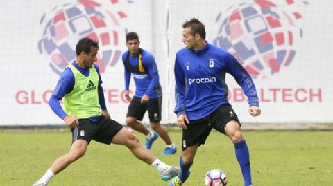 Michu conduce el baln durante un entrenamiento