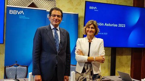 El economista jefe de BBVA Research Espa�a, Miguel Cardoso, y la directora territorial de BBVA en Asturias, Marta Alonso, presentan el informe 'Situaci�n Asturias 2023'