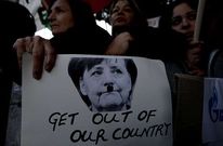 <span lang= es-es >La espiral antialemana</span>. Arriba, cartel que se pudo ver en las protestas contra el rescate en la isla de Chipre. Abajo, portadas de medios escritos que ponen de relieve la crudeza con que se ataca la pol�tica de la canciller alemana, Angela Merkel, en algunos pa�ses de la UE.