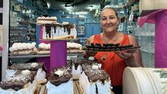 Elena Rubio, rodeada de dulces en la confiter�a Gasc�n. 