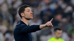 Xabi Alonso dando indicaciones durante un partido del Real Madrid