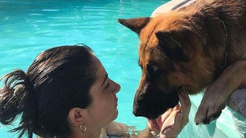 Marta con su perro, Zeus