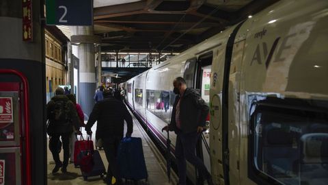 Pasajeros en la estacin de Oviedo a la llegada del tren AVE 