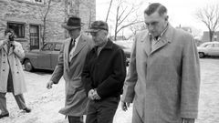 19 de noviembre de 1957. Plainfield, Wisconsin. Oficiales de la Polica escoltando a Ed Gein.