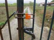 Acceso a los terrenos de la finca del pazo de Tor que pretende explotar Prodeme. 