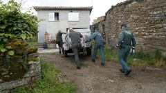 Agentes del Seprona y de Medio Ambiente, en la aldea de Sober en la que se produjo el suceso