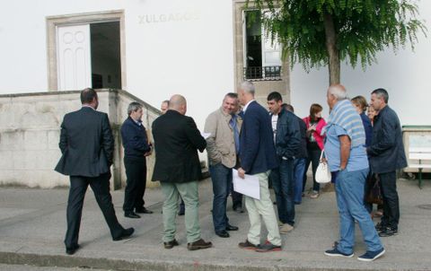 Los concejales del PP de la comarca votaron este lunes en el juzgado. 