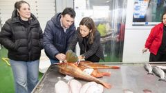 La conselleira do Mar, Marta Villaverde, con el alcalde de Laxe, Francisco Charl�n, ayer en la lonja.