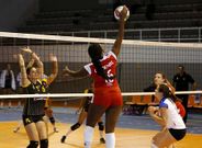 Belinda S�nchez, de espaldas, realiza un remate en el partido de ayer en A Pinguela.