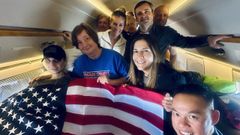 Robert Gilman, con gorra, en el vuelo de regreso a EE.UU.