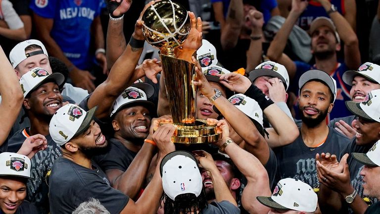 Los Knicks levantan el trofeo de ganadores de la NBA.