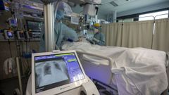 Imagen de archivo de la uci del Hospital Cl�nico, donde ahora hay un paciente ingresado con covid.