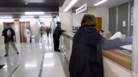 Do mostrador sobresae unha especie de parede de cristal, coma unha li�a Maginot que separa aos solicitantes.