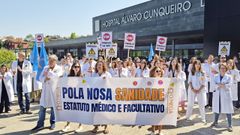 Concentraci�n de m�dicos ante el Hospital �lvaro Cunqueiro de Vigo contra el Estatuto marco.