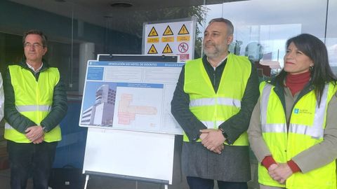 Ángel Monteoliva, uno de los arquitectos del Novo Chuac, con el gerente del Sergas, José Ramón Parada, y la conselleira de Infraestruturas, María Martínez Allegue, en el inicio del proceso de demolición del hotel de pacientes del Chuac