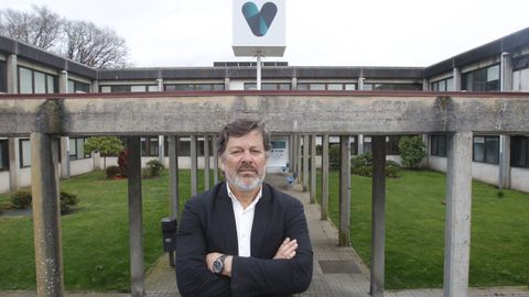 Javier Ferreira, actual gerente de la USC en funciones, delante del hospital Rof Codina