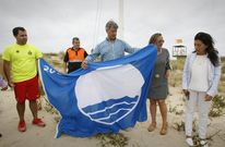 Cacabelos se pregunta qu� ha cambiado para tener que compartir la bandera de A Lanzada. 