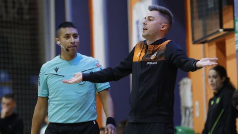 Rial, observado por el colegiado navarro Mauricio Bravo, durante el partido del sbado frente al Zamb Pinatar en el Vista Alegre.