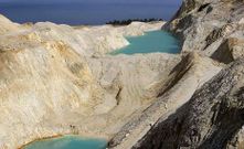 Dos de las balsas que rodean la explotaci�n inactiva del monte Neme, entre Malpica y Carballo, con el mar al fondo.