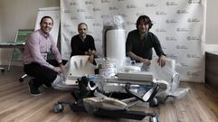 Germ�n Rodr�guez-Sa�, Felipe Iglesias y Rafael Tabares con el material donado