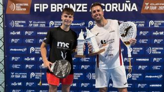 Iago Fuertes y Ferran Insa con el trofeo de campeones del FIP Padel Bronze A Coru�a.