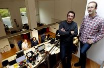 Santiago Dom�nguez y Carlos Cobas en la oficina que MestreLab tiene en Santa Marta.