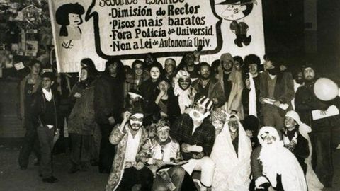 Reivindicacin permanente.Protesta estudiantil en Santiago en 1979, con Telmo Prez (portavoz del Sindicato de Inquilinos) en la esquina derecha de la pancarta.