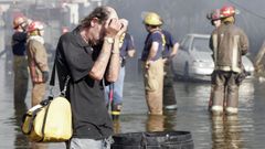 Un hombre se derrumba al ver las calles anegadas en Nueva Orleáns en 2005.