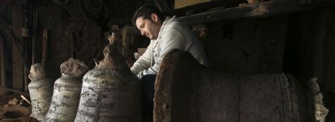 José Enrique López, ayer, en el taller centenario que los Ocampo tienen en Badoucos, en Arcos da Condesa (Caldas).