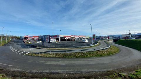 El hipermercado de Vegalsa-Eroski en Ribadeo, en la zona de Vilar