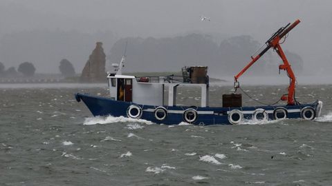 Un bateeiro entrando a puerto en Tragove