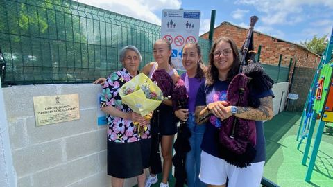 Generosa Gonzlez, con unas flores, en el acto de inauguracin de la placa