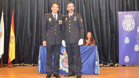 El jefe de la comisar�a, Jos� Ram�n Fern�ndez, entrega una condecoraci�n al polic�a Marcos Frami��n