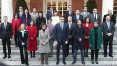 Foto de familia del presidente con los cuatro vicepresidentes y los 18  ministro del Gobierno