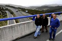 Un grupo de afectados por el proceso expropiatorio junto al vial al puerto exterior. 