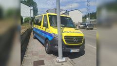 La ambulancia acab� chocando contra una farola