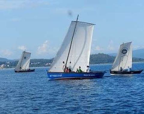 Dornas y galeones navegaron ayer por el islote Areoso. 