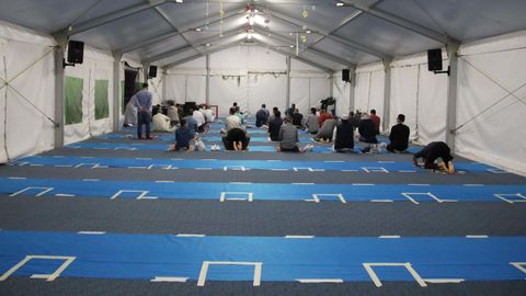 En una mezquita en Brescia, en Italia, han marcado en el suelo la distancia social