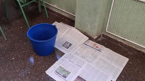 Goteras en el suelo de un aula. 