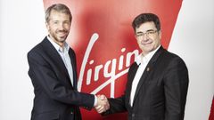 Josh Bayliss, consejero delegado de Virgin, y su homlogo en Euskaltel, Jos Miguel Garca, durante la firma del acuerdo de cesin de la marca britnica para la expansin nacional