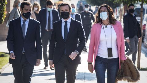 Pablo Casado, este miércoles, en Sevilla, junto al presidente de la Junta, Juanma Moreno, y la secretaria general del PP andaluz, Loles López