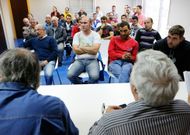 La asamblea de UGT de este martes en Cee fue seguida por una treintena de trabajadores de las f�bricas.