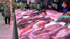 Una pescader�a con una amplia y variada oferta de pescados y mariscos (foto de archivo)