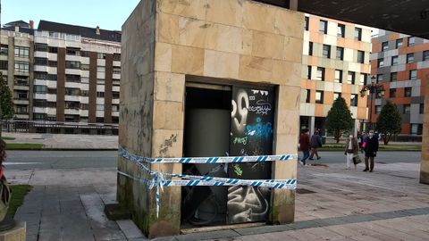 Los v�ndalos destrozaron la puerta de uno de los cuartos de servicio de la avenida Pr�ncipe de Asturias (la losa) de Oviedo