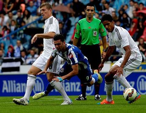 Postiga, muy desdibujado ayer y que fue sustituido en el descanso, cae ante Kroos y Varane.