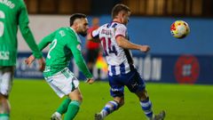 Migue Leal y Cayarga en una acci�n de la derrota del Racing frente al Avil�s.