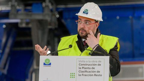 El presidente de Asturias, Adri�n Barb�n durante su visita al Consorcio para la Gesti�n de Residuos S�lidos en Asturias (Cogersa) 